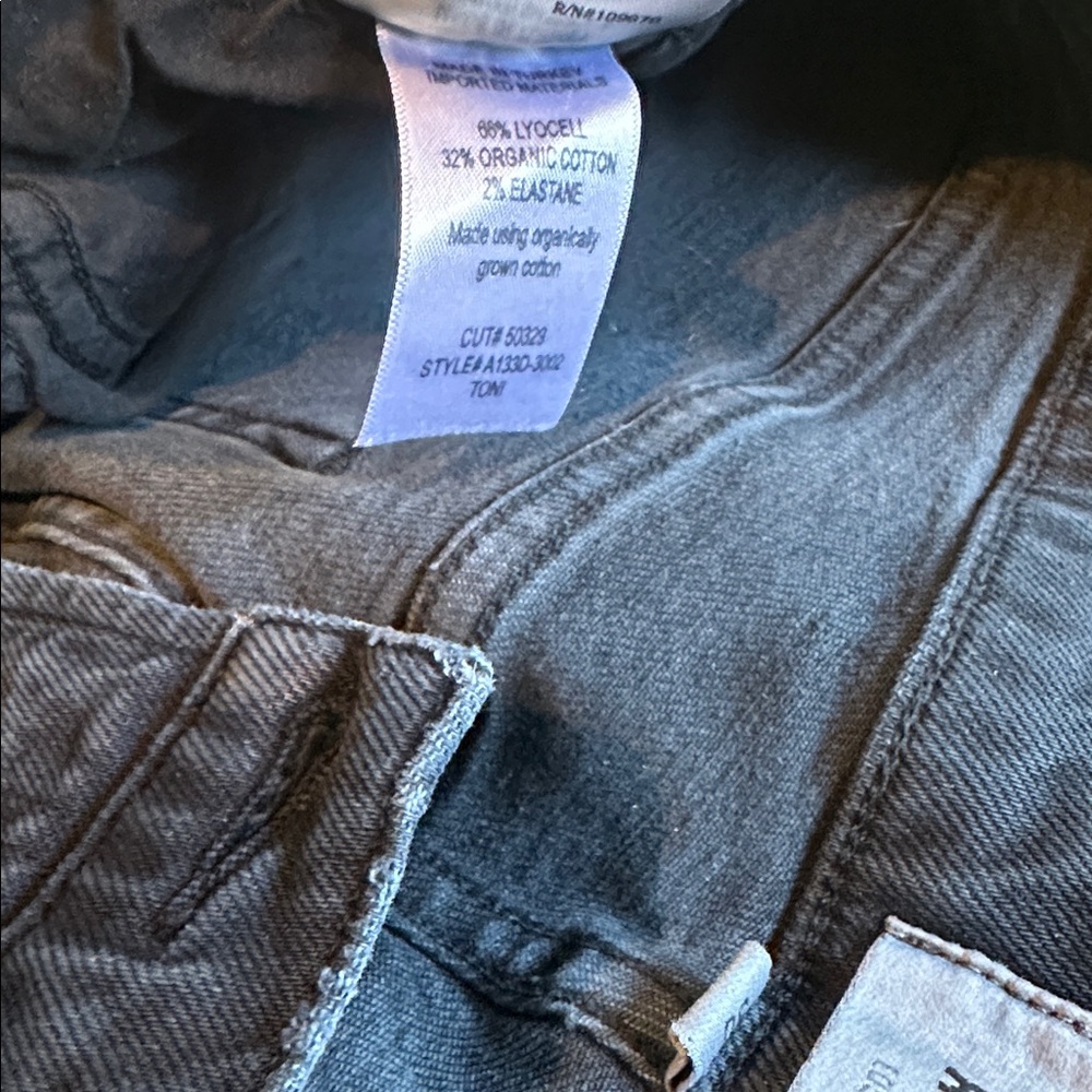 Agolde Toni Black Jeans Distressed Raw Hem Leg W 30
Toni
Soft denim
26” inseam - Picture 2 of 5